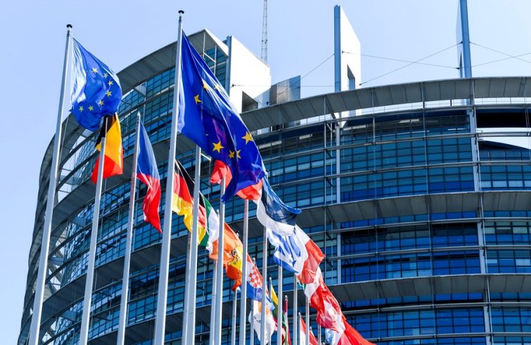 Il Parlamento europeo approva la legge sull’IA